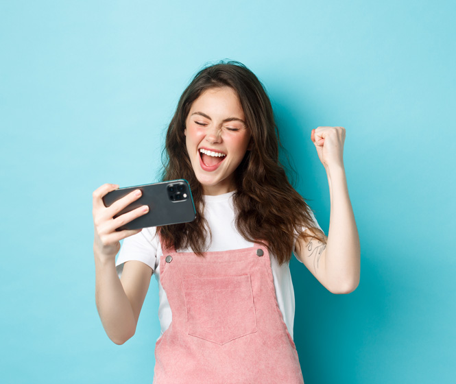 photo femme avec un portable